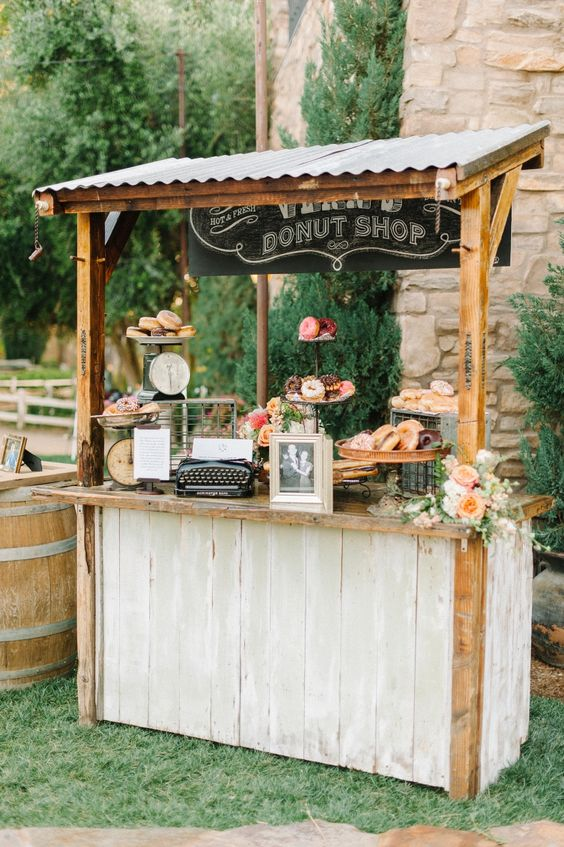 10 Ideas originales para decorar un bar rústico en tu boda