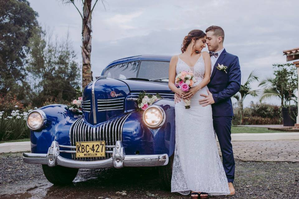 10 ideas originales sobre cómo adornar el carro de la novia en tu boda