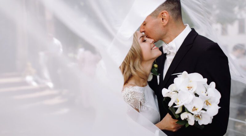 25 poses en pareja para lucir románticos y naturales en tus fotos de boda