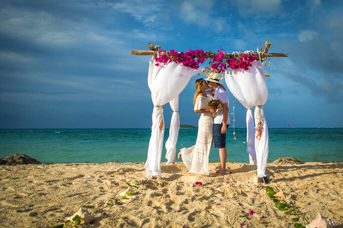 Boda Simbólica en la Playa: El Encanto de un Matrimonio de Ensueño junto al Mar