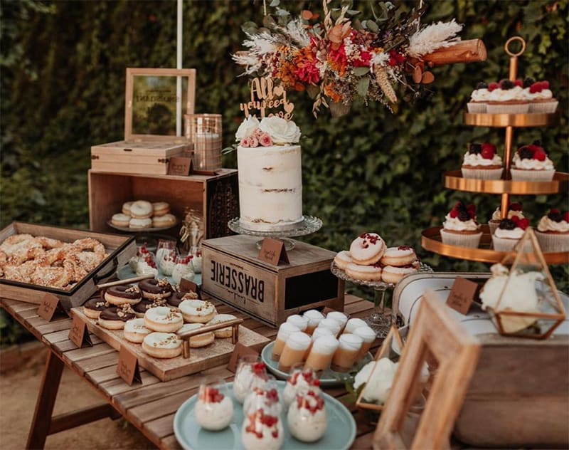 Creando un ambiente mágico: Ideas para una mesa de dulces vintage en tu boda