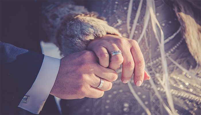 Cuantos anillos debe lucir la novia en su gran día: La tradición de los anillos en las bodas