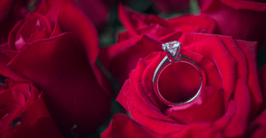 Descubre cuál es el dedo que posee una vena conectada directamente al corazón en tu boda