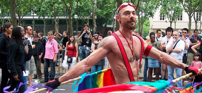 Descubre la vibrante escena LGBT+ en el barrio gay de París