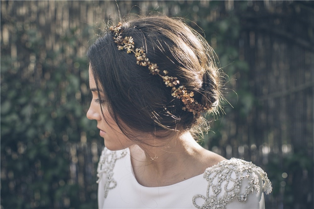 Diademas doradas: el toque perfecto para lucir como invitada en una boda