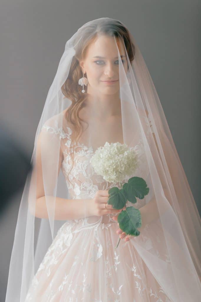 El encanto del velo largo: un toque de elegancia y romanticismo en tu boda