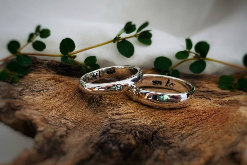 El juego de anillos de compromiso y matrimonio: la joya perfecta para sellar tu amor eterno