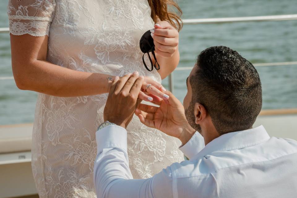 El significado de la mano de la novia: lo que la gente cuenta