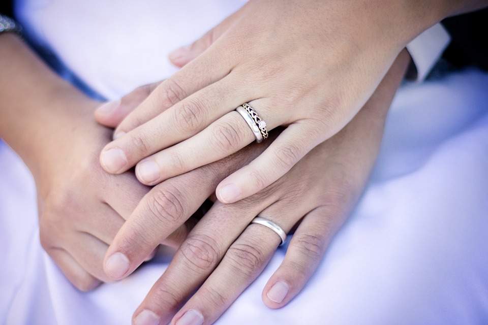 El significado detrás de dar el anillo de compromiso: símbolo de amor eterno