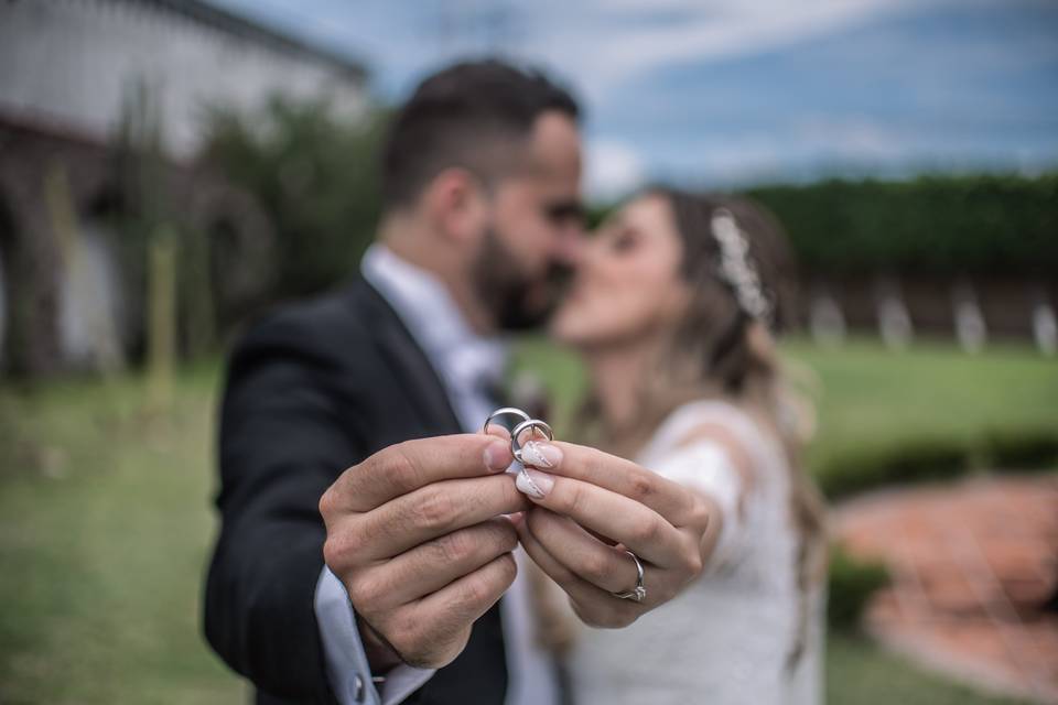 El significado y tradición de intercambiar los anillos en una boda civil