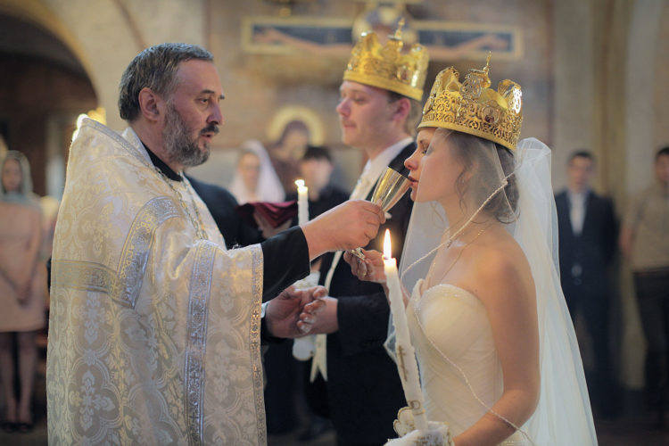 El simbolismo ortodoxo en las bodas: Significado y tradiciones