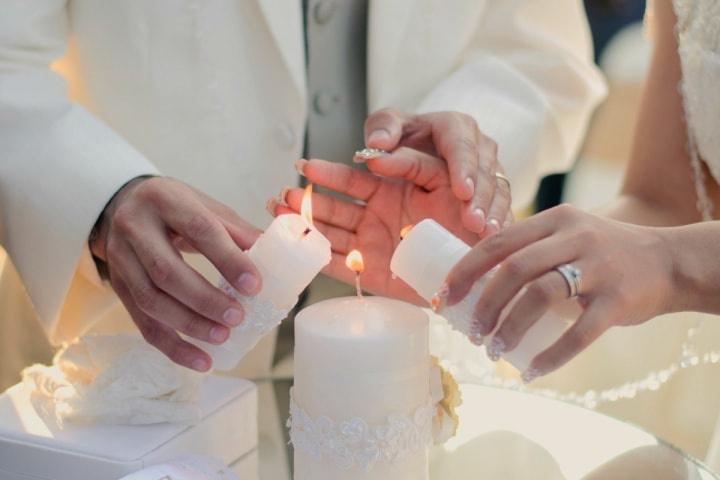 El toque romántico y tradicional: Velas para una boda católica