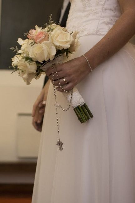 ¿En qué mano se lleva el rosario en una boda?