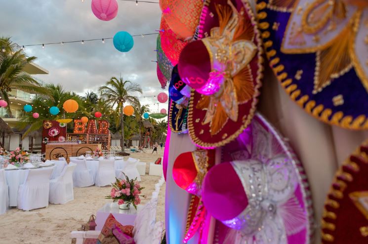 Exquisita tradición: Sillas mexicanas de colores para una boda vibrante