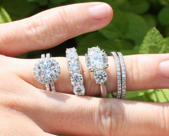 Guía completa sobre los diferentes tamaños de diamantes para tu anillo de compromiso