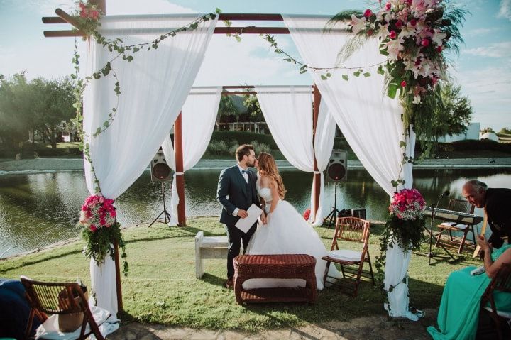 Ideas creativas para decorar el altar de tu boda civil al aire libre