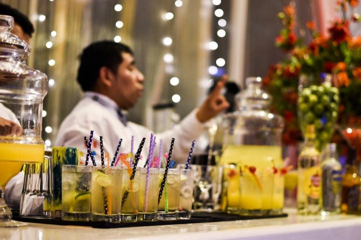 Ideas creativas para una barra de bebidas inolvidable en tu boda