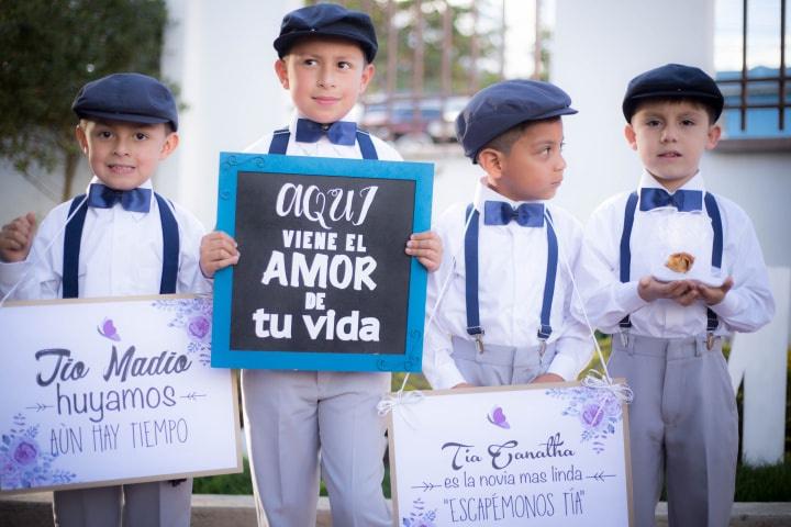 La dulce ternura de un niño con letrero en una boda: Una historia de amor y alegría