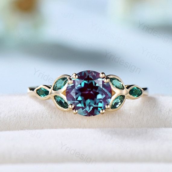 La elegancia verde esmeralda de la alejandrita: una joya perfecta para tu boda