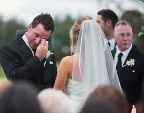 La emoción de la novia al ver el traje del novio: ¡Un momento indescriptible en la boda!