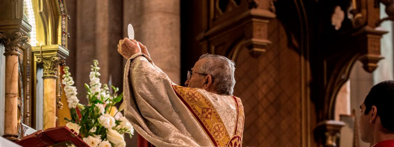 La importancia y el significado de la misa en una boda religiosa: un encuentro espiritual único