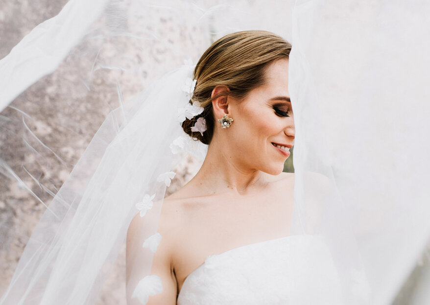 Los aros perfectos según el vestido: Consejos para elegir tus joyas de boda