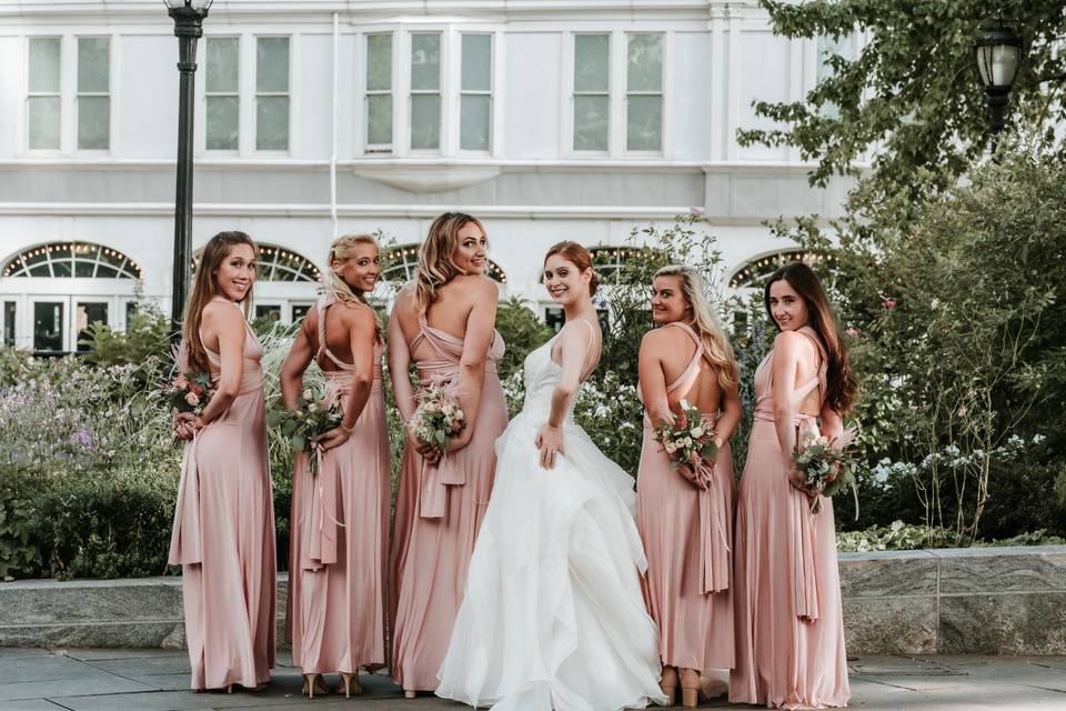 Los colores de damas: cómo elegir la paleta perfecta para tus acompañantes de boda