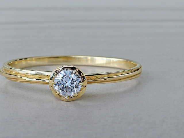 Los diferentes tipos de anillos de compromiso y su significado: una joya llena de simbolismo para sellar el amor.