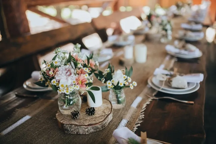 Los encantadores detalles de madera para una boda con estilo rústico