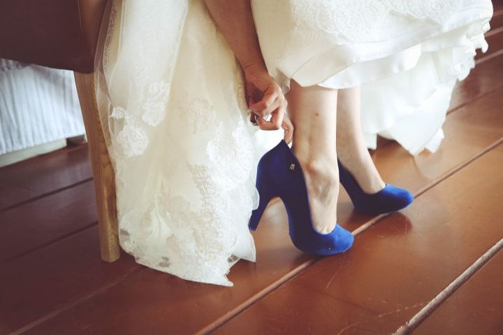 Los tacones azules: una elección perfecta para tu look de novia