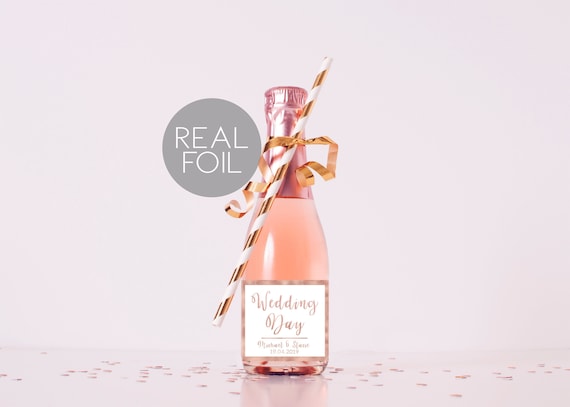 Mini botellas de vino para recuerdos: una idea original y encantadora para tu boda