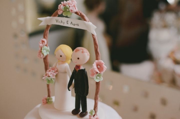 Monitos de pastel de bodas: una dulce y divertida tradición para tu gran día