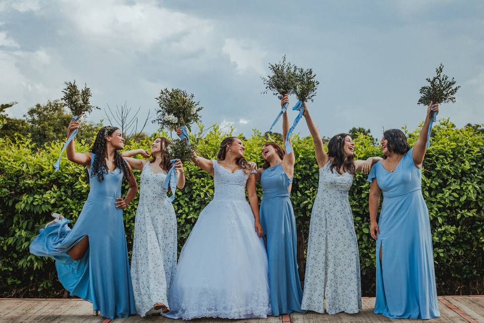 ¿Quién debe asumir el costo de los vestidos de las damas de honor en una boda?